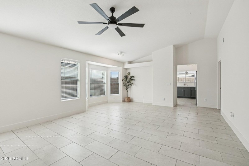 9-web-or-mls-N 30th Ave-S1202-009