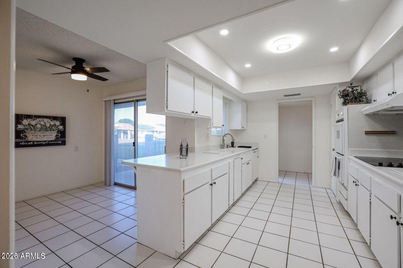 ROUNDELAYKITCHENEATIN