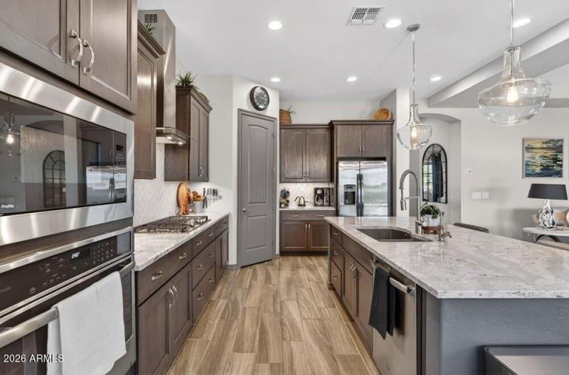 025_26-web-or-mls-79-_e_nighthawk_wa_239