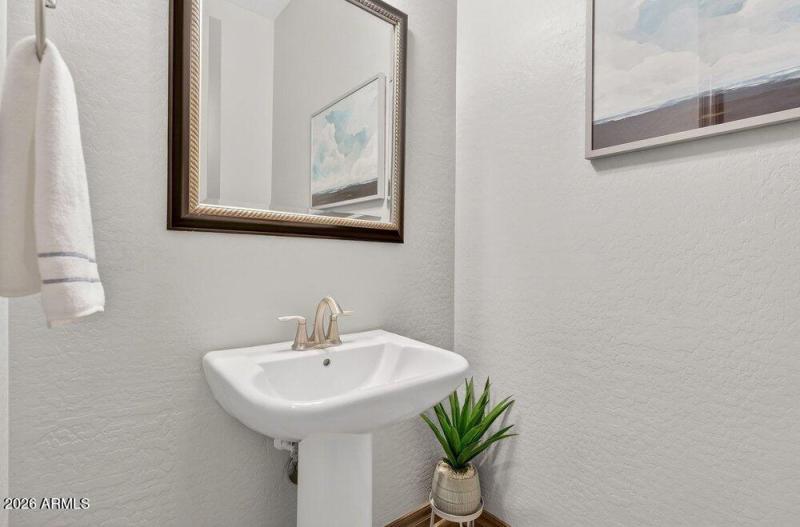 050_53-web-or-mls-44-_e_nighthawk_wa_381