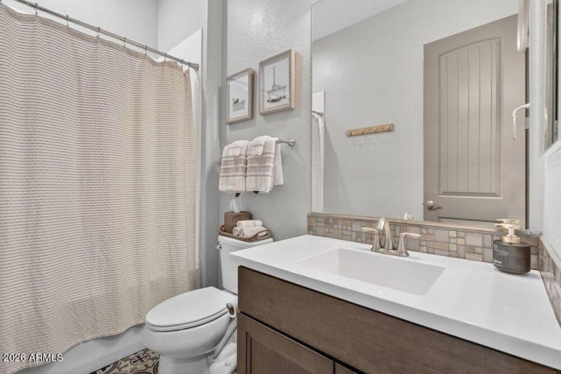 051_54-web-or-mls-49-_e_nighthawk_wa_949