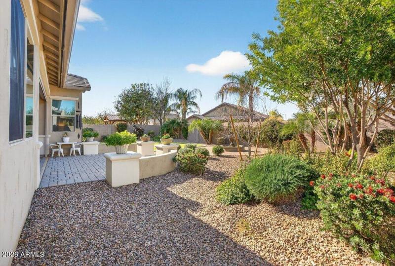 057_66-web-or-mls-89-_e_nighthawk_wa_141