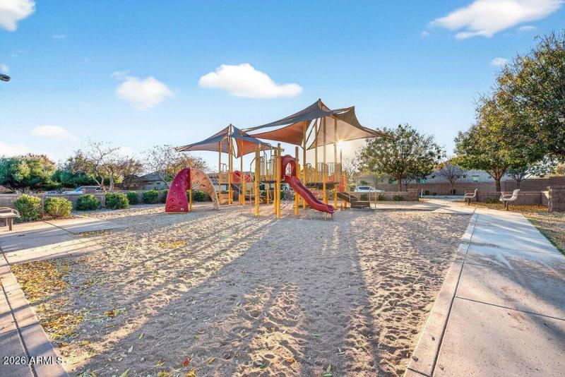 062_100-web-or-mls-04-_e_nighthawk_wa_1_