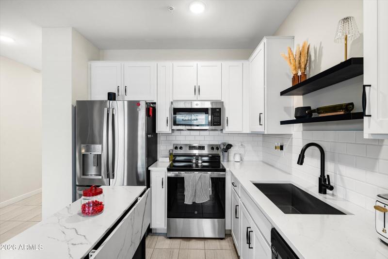 09-2822 W White Feather Ln_09