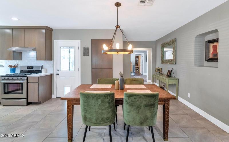 915 W Glenrosa-016-034-1500x935