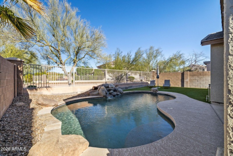 Private Pool – Fenced yard