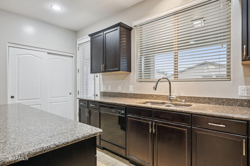 12-web-or-mls-1656-w-loemann-dr