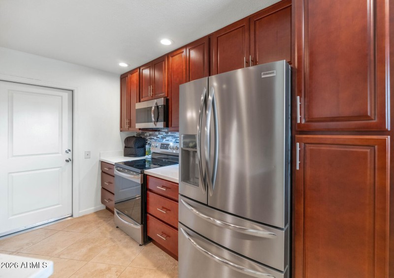 16652 N Boswell Blvd-large-016-039-16652