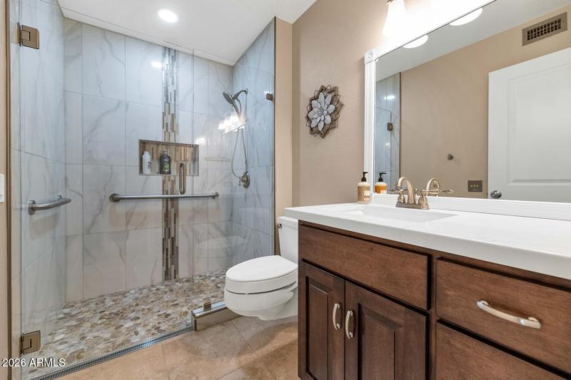 16652 N Boswell Blvd-large-024-031-16652