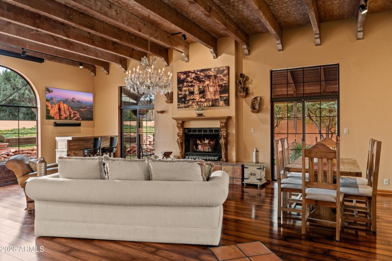 LIVING ROOM WITH FIRPLACE