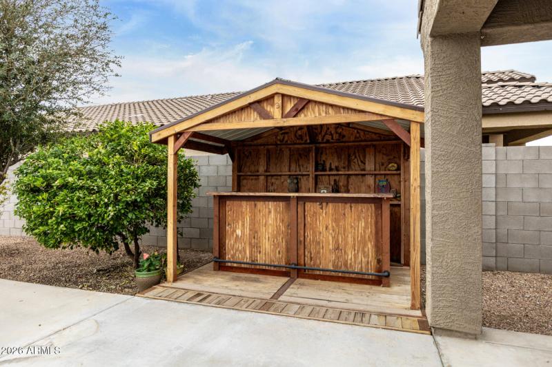 CUSTOM OUTDOOR BAR FOR ENTERTAINING