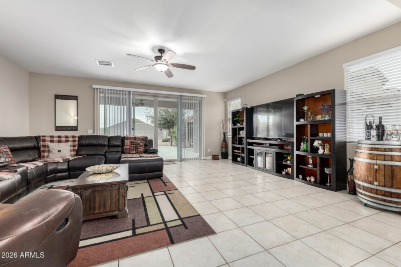 LIGHT AND BRIGHT GREATROOM FAMILY RM