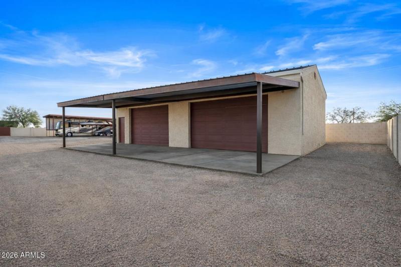 4 stalls, Office, Storage