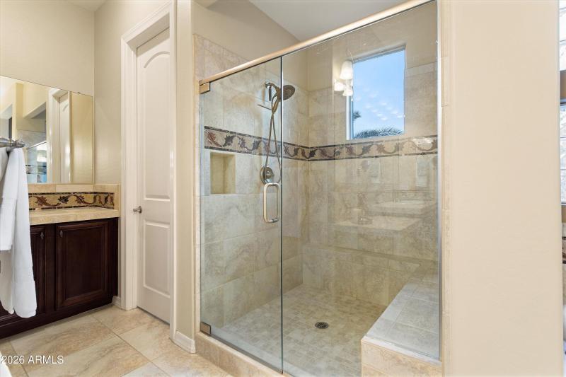 BEAUTIFUL SHOWER W/HEAVY GLASS ENCLOSURE