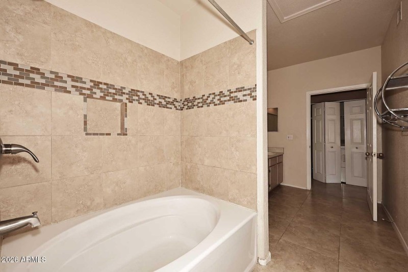 Hall Bath-Garden Tub