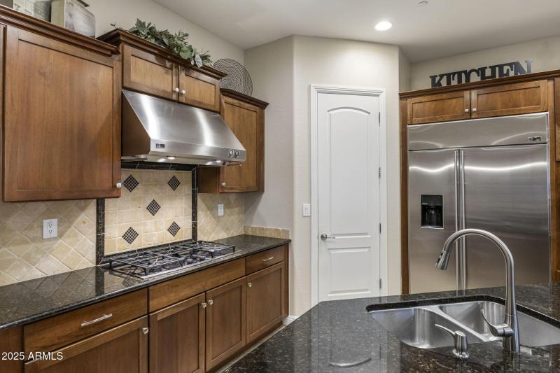 Kitchen Gas Cooktop/Pantry