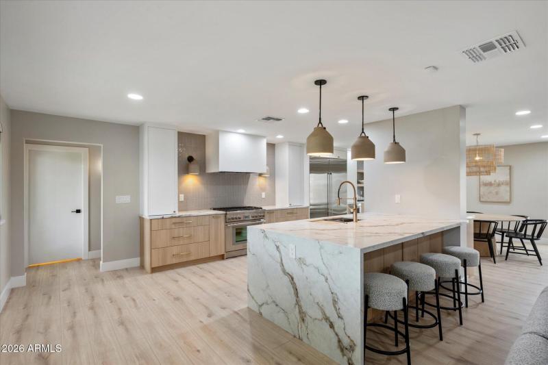 Modern Kitchen w Waterfall Island