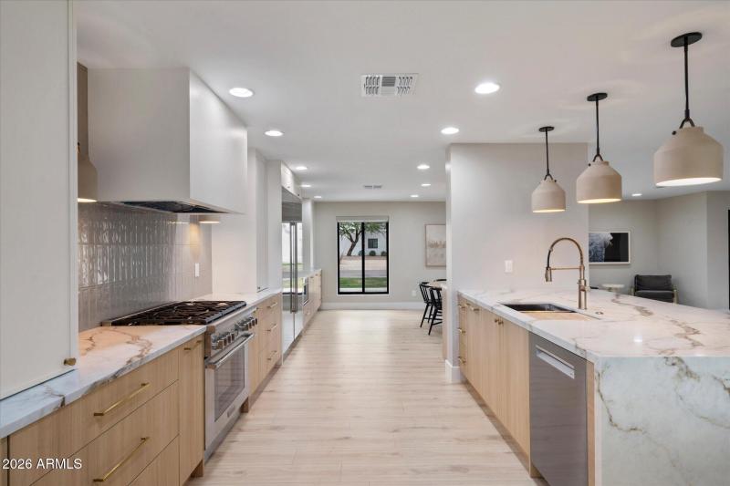 Chef’s Kitchen w Premium Appliances