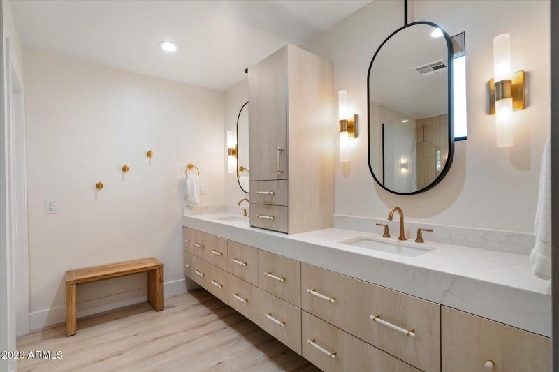 Primary Bathroom w Double Vanity