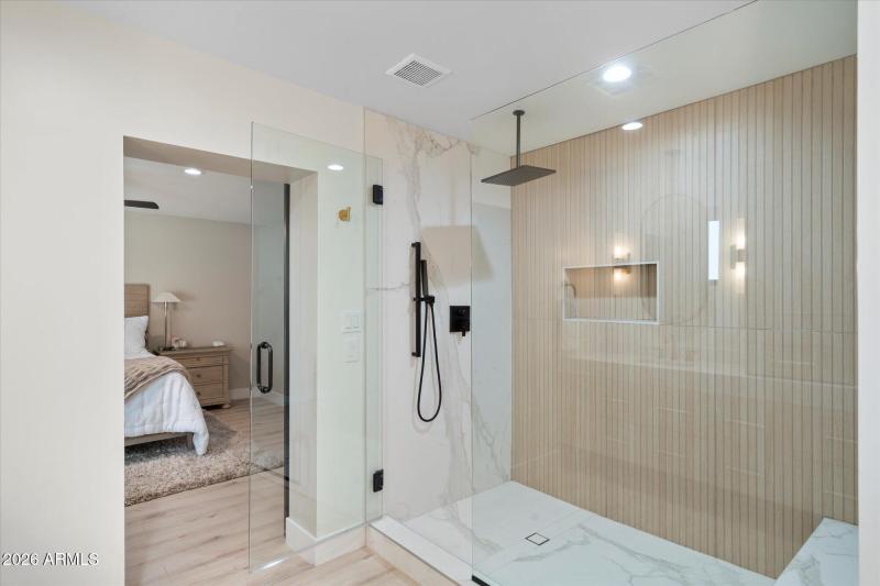 Walk In Shower w Floor To Ceiling Tile