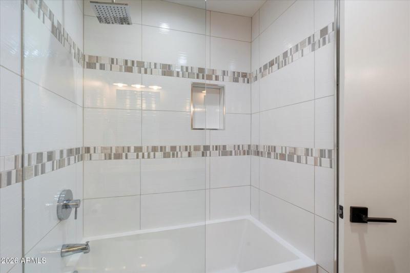 Tiled Tub Shower w Accent Mosaic Band