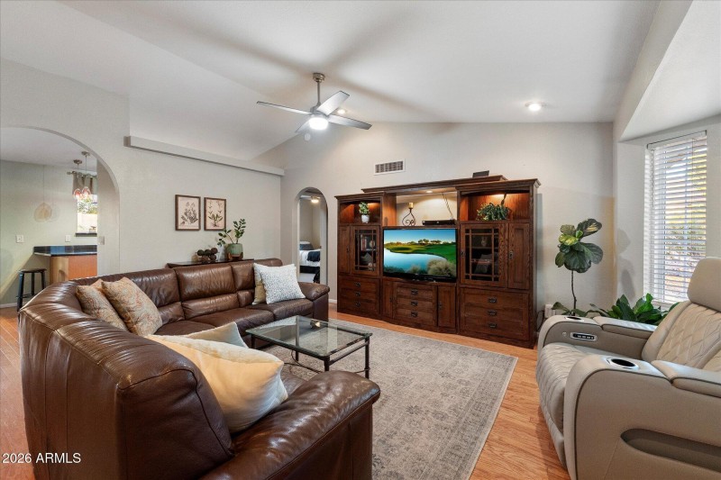 Open Living Room w Vaulted Ceilings