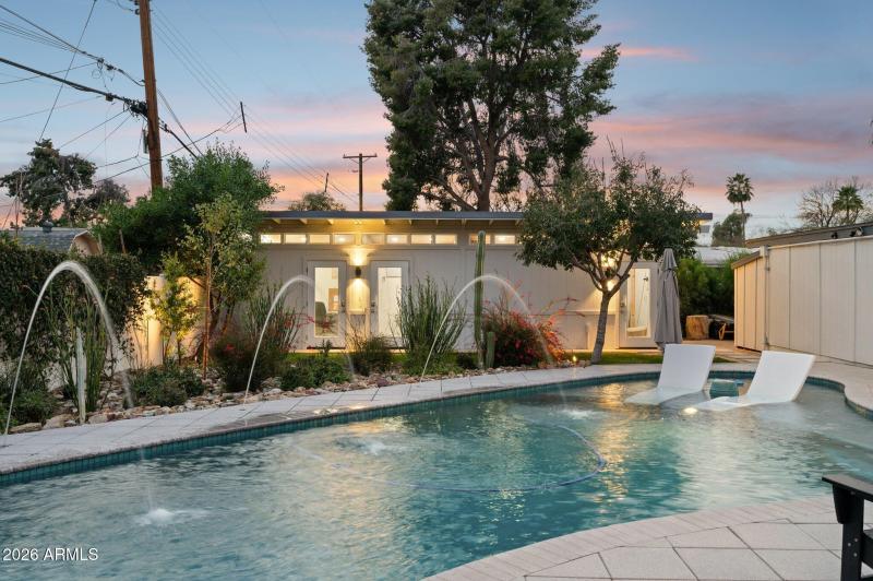 Luxury pool with dekc jets + baja shelf