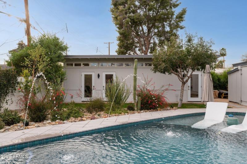 Detached offices + 1 car garage