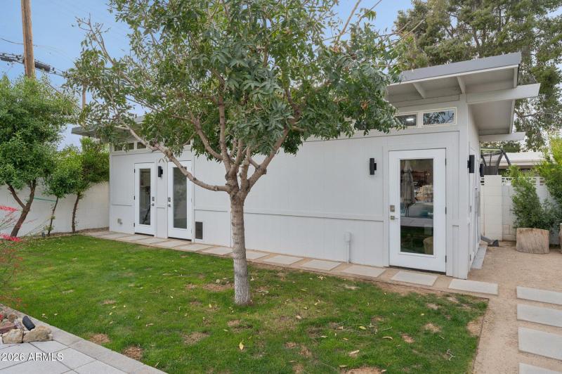 Detached offices + 1 car garage