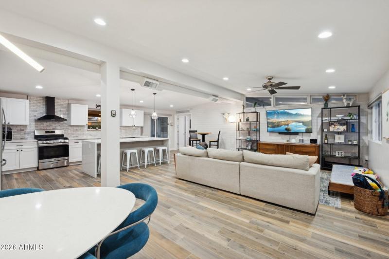 Open floorplan with vaulted ceilings