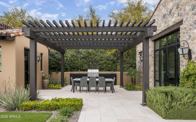 Outdoor BBQ - Dining Area