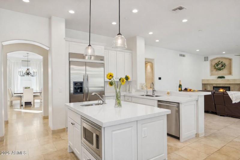 VIRTUALLY STAGED KITCHEN