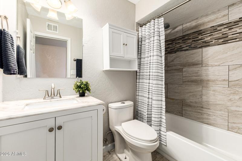 Full Guest Bath w/Upates