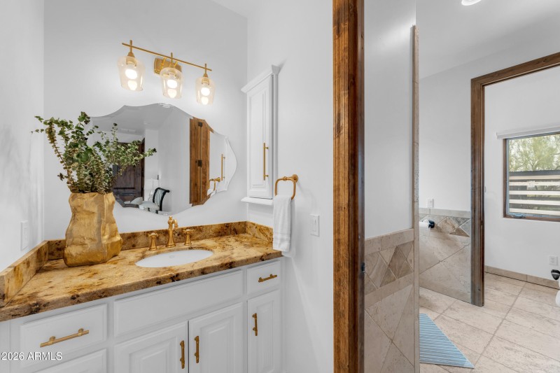 jack & jill bath w/shower