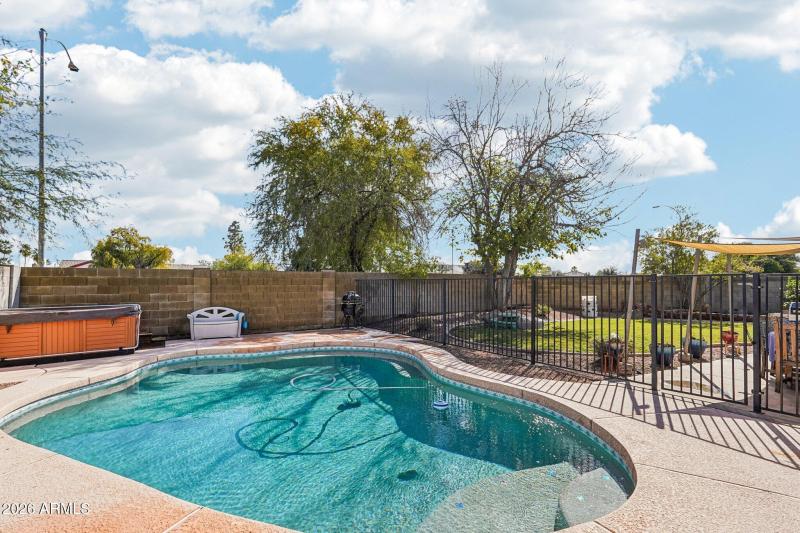 42-web-or-mls-N 83rd Dr-S1802-042