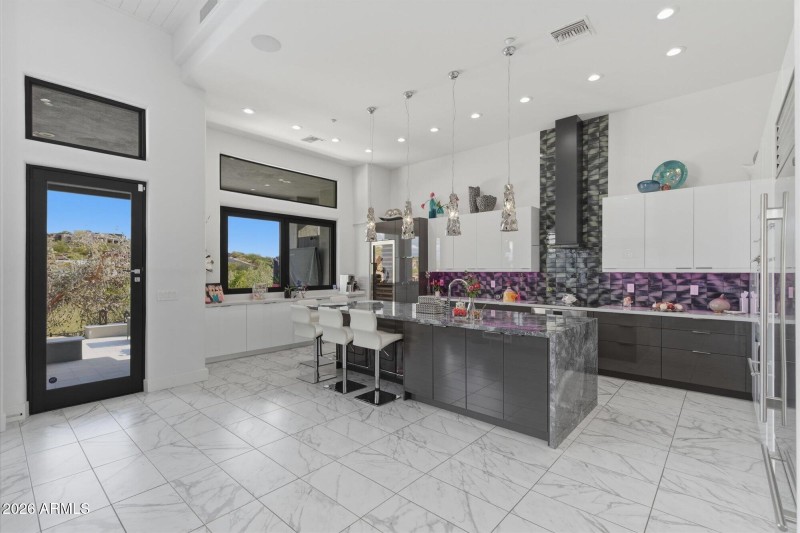 Eat-In Island & Patio Access