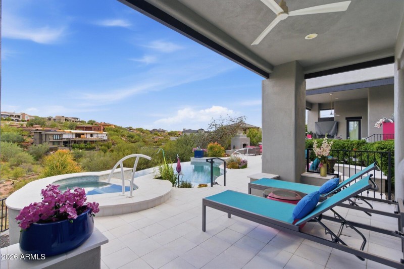 Poolside Paradise & Views