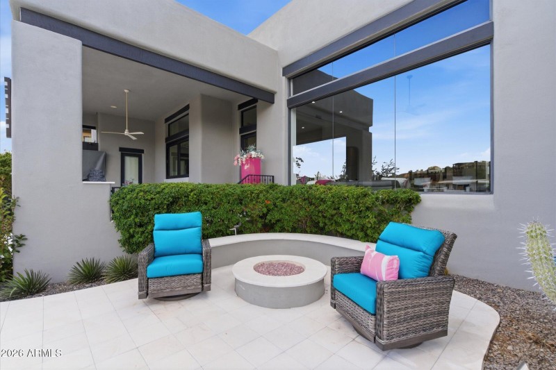 Intimate Courtyard Seating