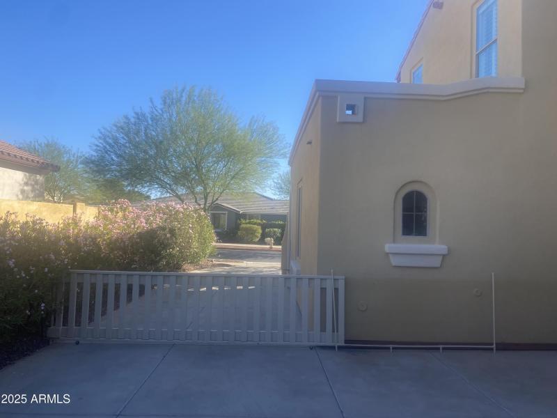 EXTENDED DRIVEWAY WITH GATE
