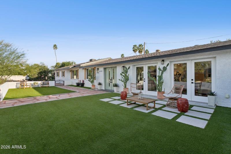 The sweetest, pony-walled courtyard