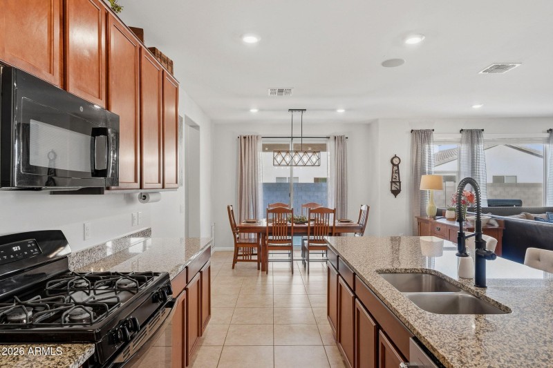 Gas Range + Granite Countertops
