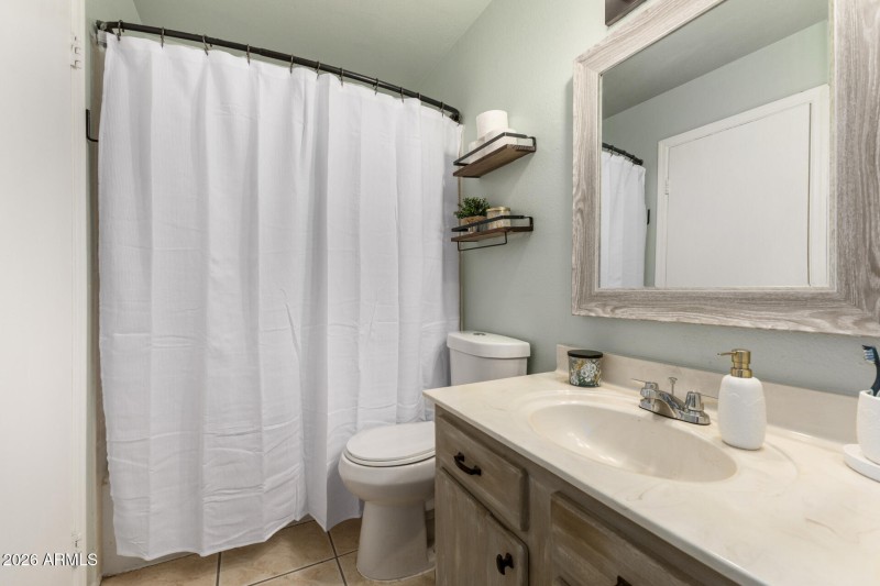 Upstairs Full Bathroom