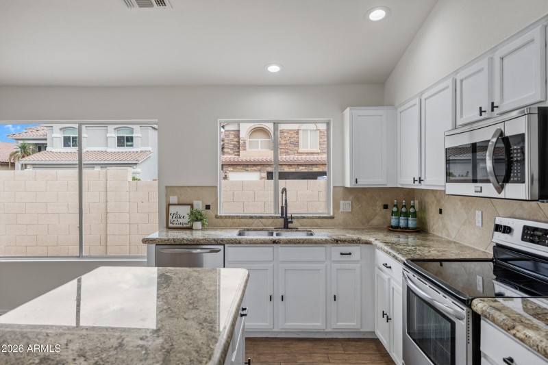 1040 E Amberwood Dr-13