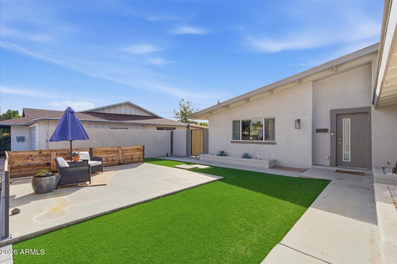 Front Courtyard & Turf