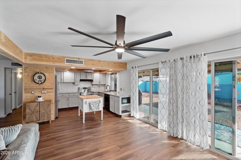 11-Dining to Kitchen