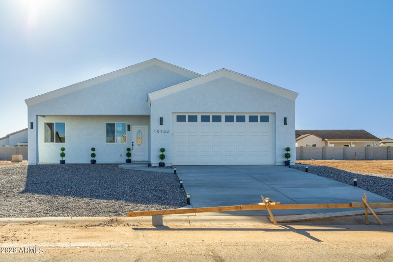 10153 W Wenden - Front Center