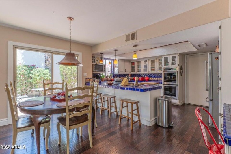 Eat in kitchen side patio&breakfast bar