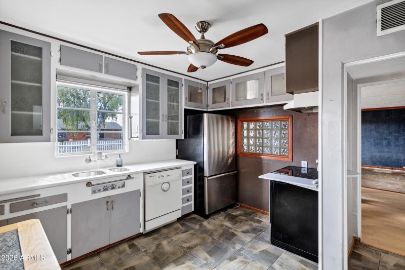 2842 E Cheery Lynn Rd-10