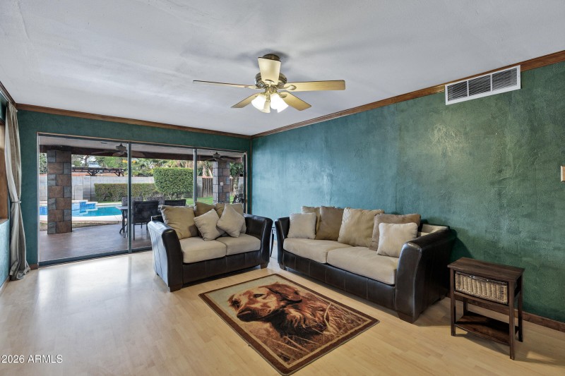 2842 E Cheery Lynn Rd-17