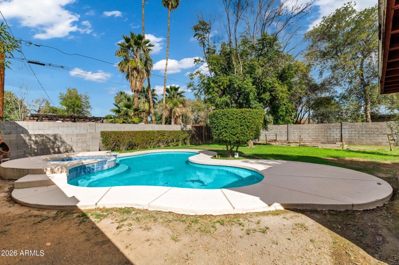 2842 E Cheery Lynn Rd-33